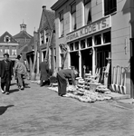 839461 Gezicht op de winkel van klompenmakerij K. Doets te Purmerend.